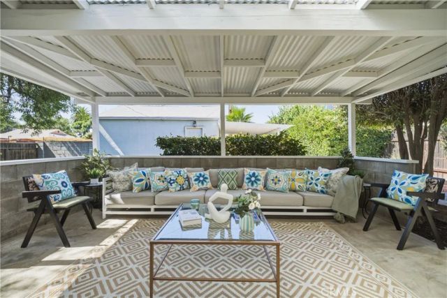 17061 Lorne, Lake Balboa, CA 91406