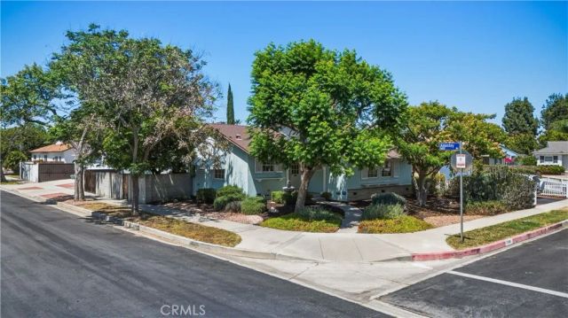 17061 Lorne, Lake Balboa, CA 91406