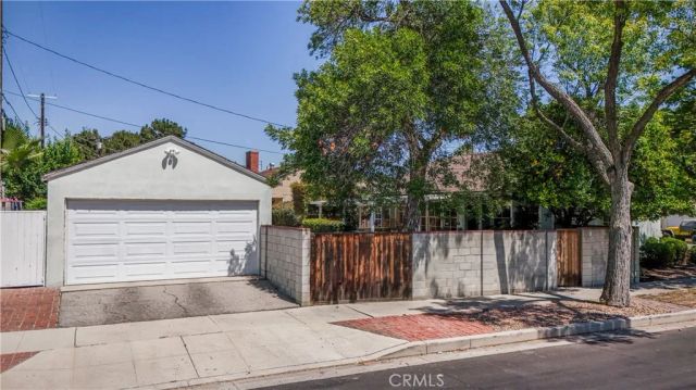 17061 Lorne, Lake Balboa, CA 91406