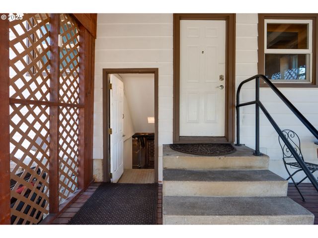 92289 SVENSEN MARKET Rd, Astoria, OR 97103