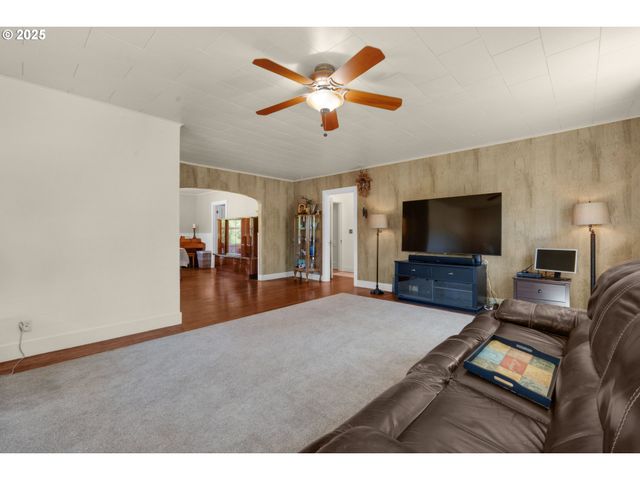 92289 SVENSEN MARKET Rd, Astoria, OR 97103