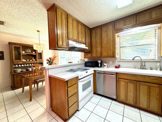 713 Owens Drive, Crowley, TX 76036