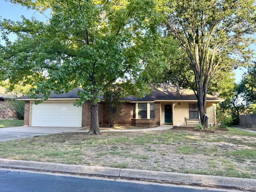 713 Owens Drive, Crowley, TX 76036
