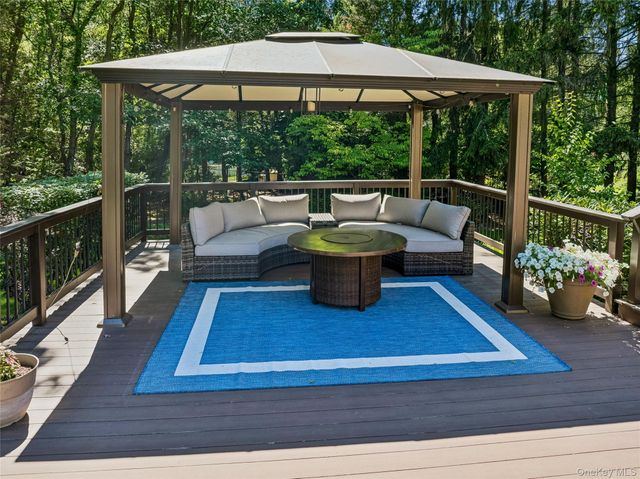 8 Deanna Court, Dix Hills, NY 11746