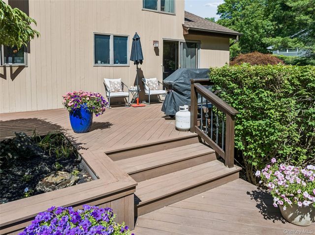 8 Deanna Court, Dix Hills, NY 11746