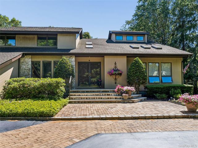 8 Deanna Court, Dix Hills, NY 11746