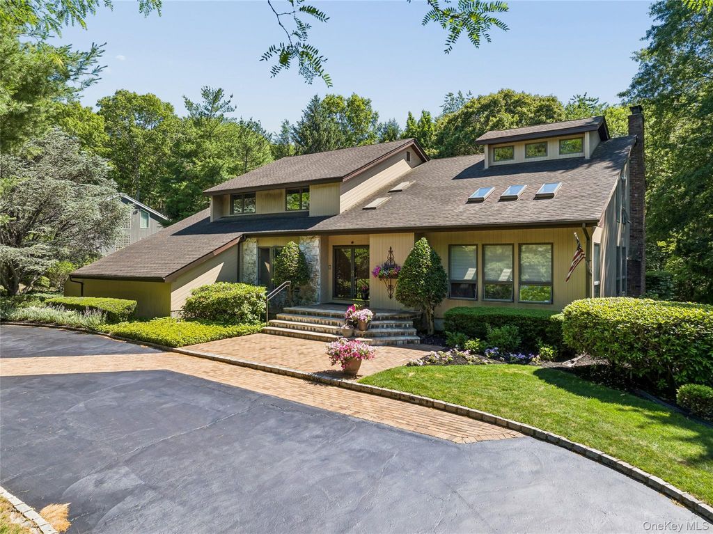 8 Deanna Court, Dix Hills, NY 11746
