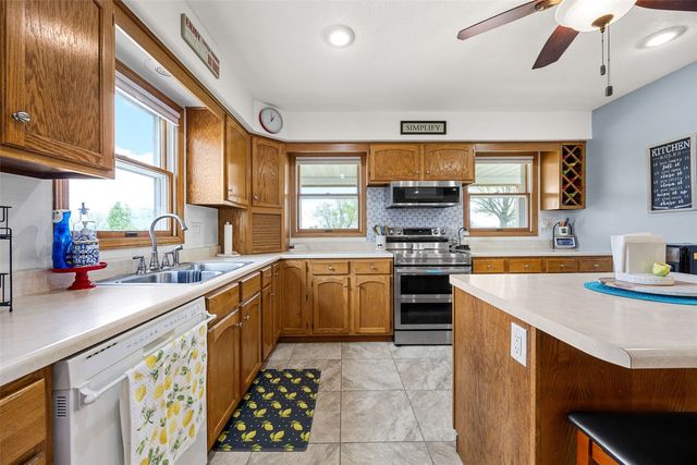 6409 Meadowlark Dr, Cedar Rapids, IA 52404