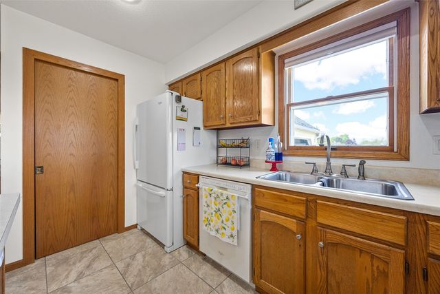 6409 Meadowlark Dr, Cedar Rapids, IA 52404