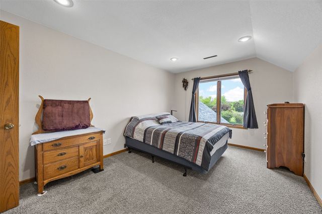 6409 Meadowlark Dr, Cedar Rapids, IA 52404