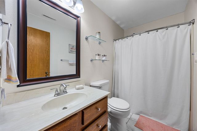 6409 Meadowlark Dr, Cedar Rapids, IA 52404