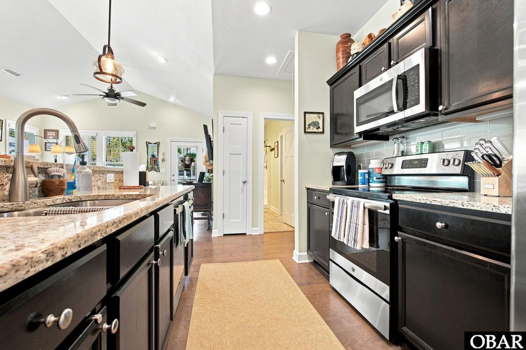 Image 10 of property listing at 800 Lindsey Lane, Manteo, NC 27954
