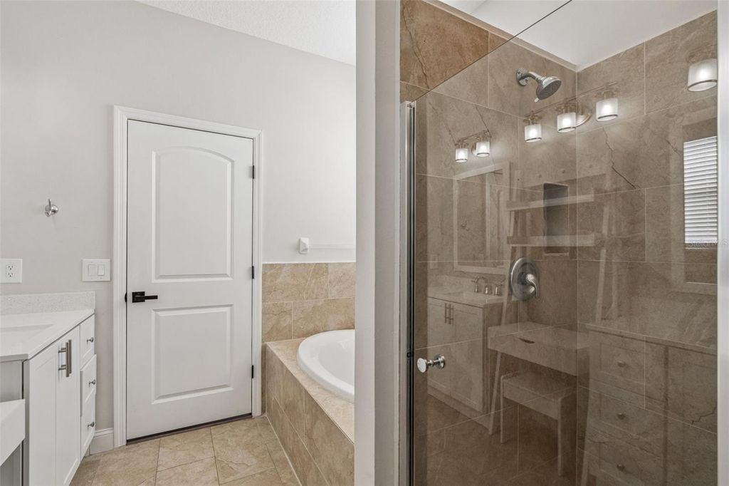 Image 15 of property listing at 10544 MOSS ROSE WAY, Orlando, FL 32832