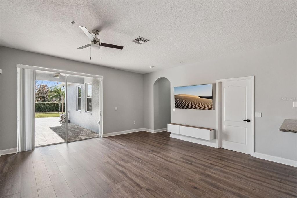 Image 7 of property listing at 10544 MOSS ROSE WAY, Orlando, FL 32832