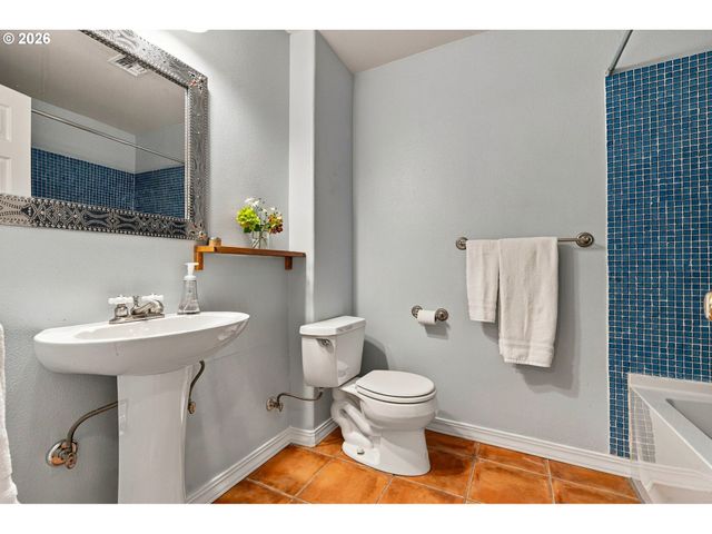 7430 Sw CAPITOL Hwy, Portland, OR 97219