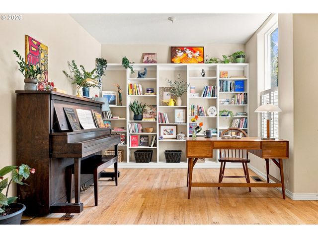 7430 Sw CAPITOL Hwy, Portland, OR 97219