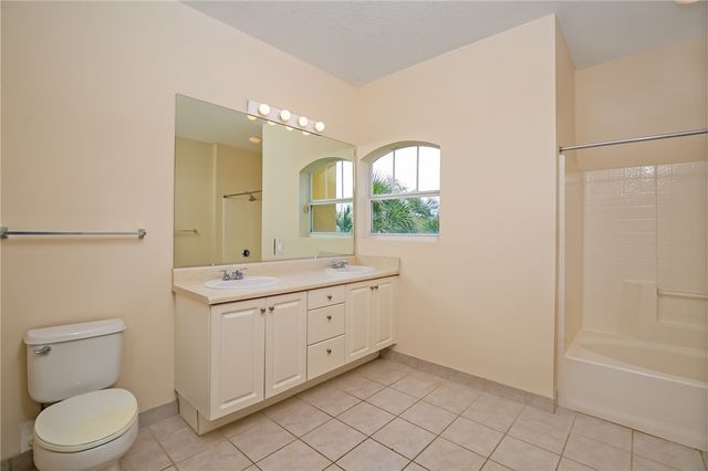 5015 Fairways Circle 305, Vero Beach, FL 32967