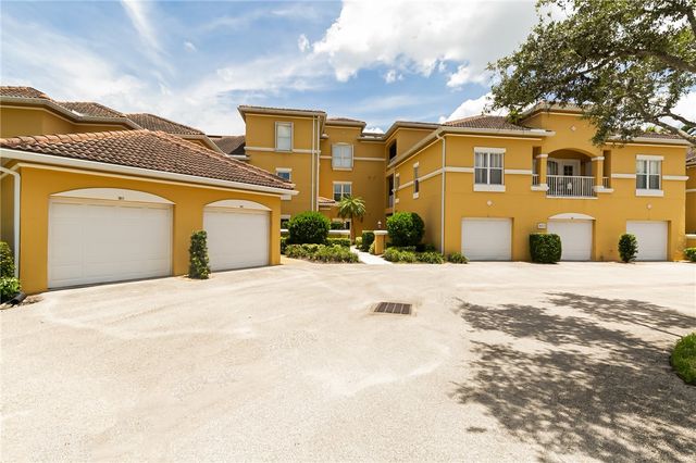 5015 Fairways Circle 305, Vero Beach, FL 32967