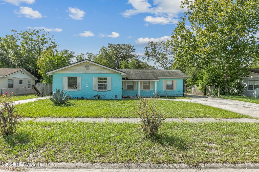 8202 OLD ENGLISH Drive, Jacksonville, FL 32244