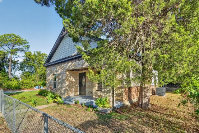 617 E Chambers Street, Cleburne, TX 76031