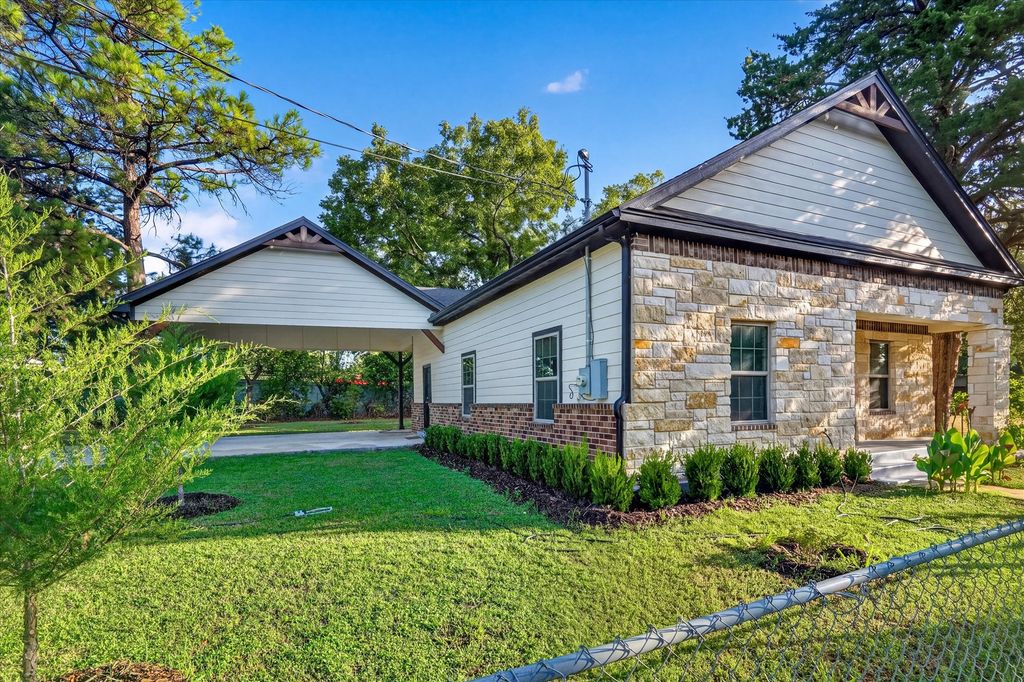 617 E Chambers Street, Cleburne, TX 76031 — photo 2