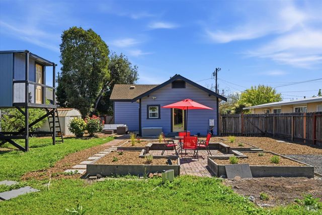 15 10th St, Santa Rosa, CA 95401
