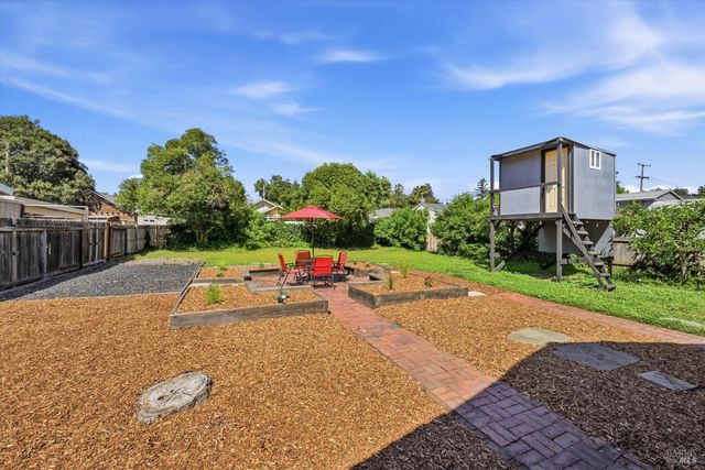 15 10th St, Santa Rosa, CA 95401