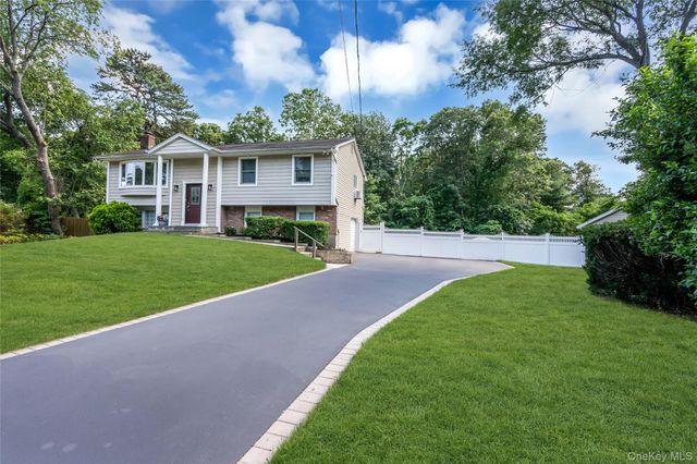 4 Dale Court, Hauppauge, NY 11788