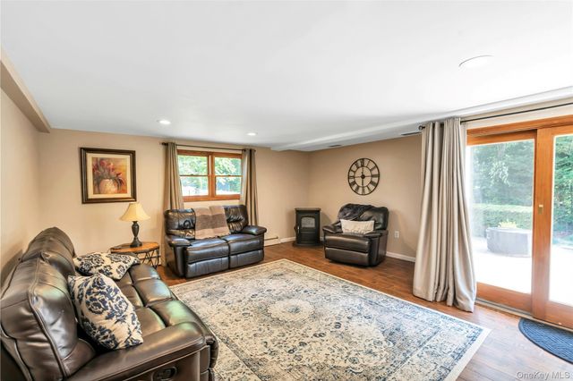 4 Dale Court, Hauppauge, NY 11788