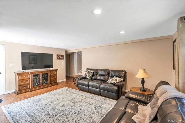4 Dale Court, Hauppauge, NY 11788