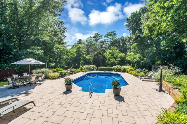4 Dale Court, Hauppauge, NY 11788
