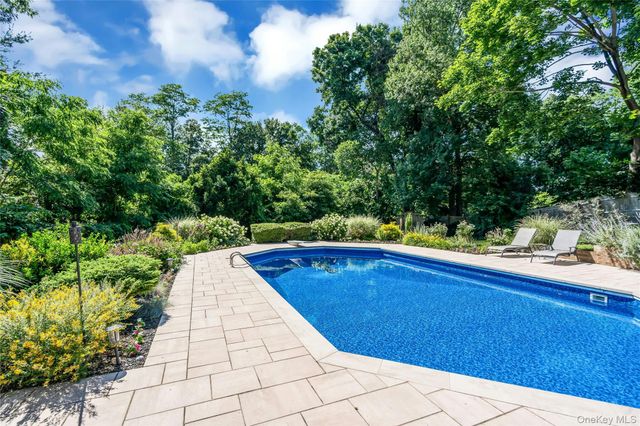 4 Dale Court, Hauppauge, NY 11788