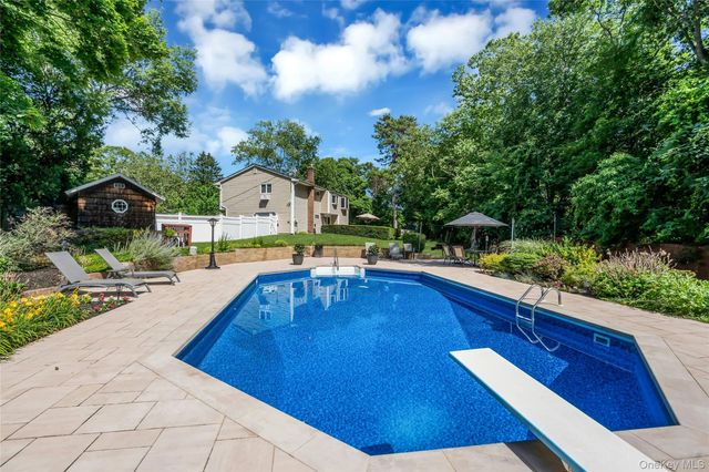 4 Dale Court, Hauppauge, NY 11788