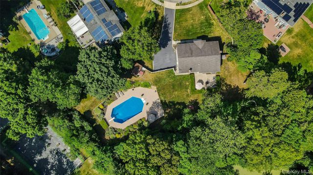 4 Dale Court, Hauppauge, NY 11788
