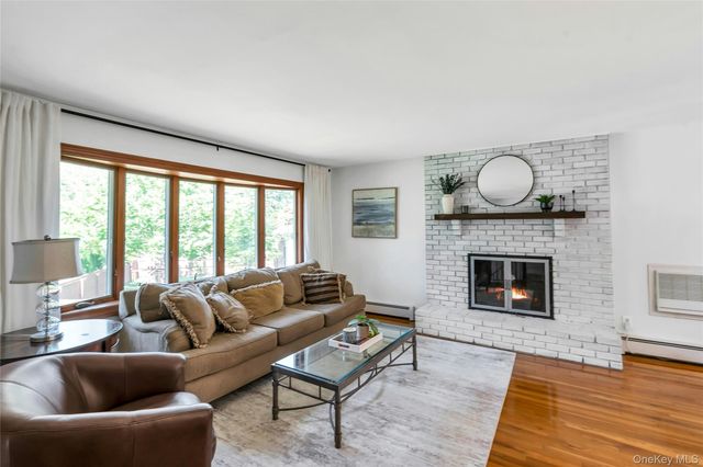 4 Dale Court, Hauppauge, NY 11788