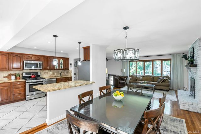 4 Dale Court, Hauppauge, NY 11788