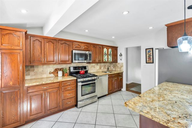 4 Dale Court, Hauppauge, NY 11788
