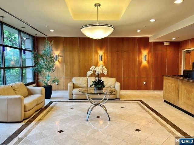 60 Parkway Drive 10G, East Orange, NJ 07017