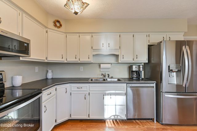 218 Cambridge Station Rd, Louisville, KY 40223