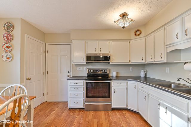 218 Cambridge Station Rd, Louisville, KY 40223