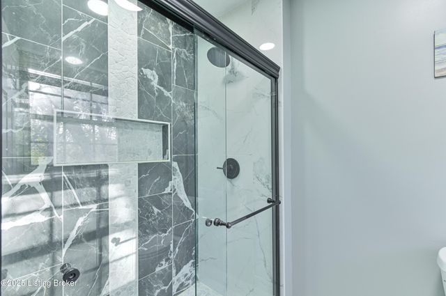 218 Cambridge Station Rd, Louisville, KY 40223