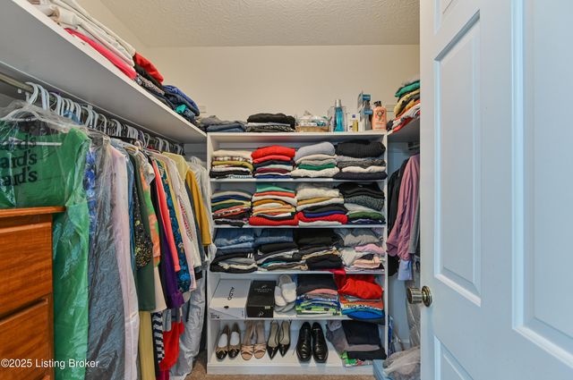 218 Cambridge Station Rd, Louisville, KY 40223