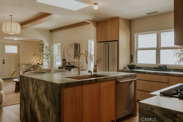 4048 Tivoli Avenue, Los Angeles, CA 90066