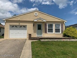 16 Banning Court, Toms River, NJ 08757