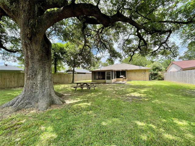 241 Crestwood Street, Clute, TX 77531