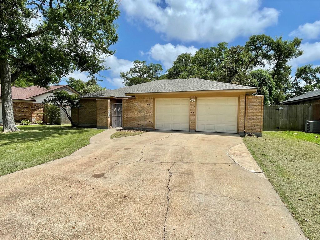 241 Crestwood Street, Clute, TX 77531
