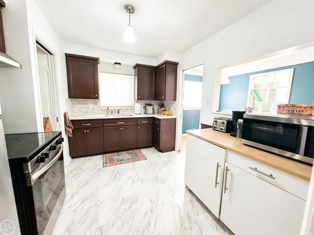 17901 Peters Street, Roseville, MI 48066