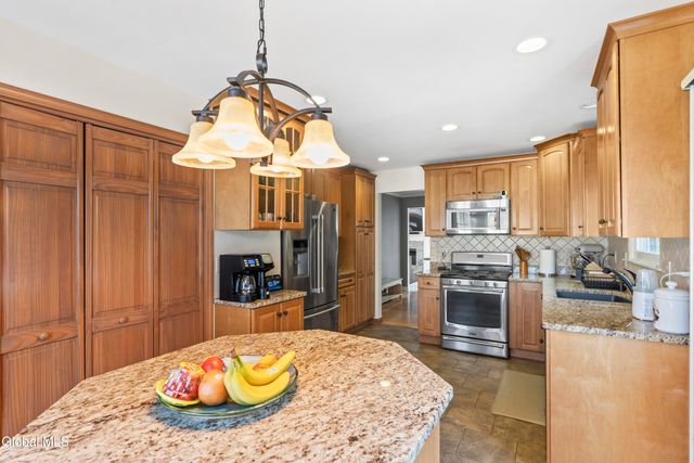 41 Covington Avenue, Colonie, NY 12304