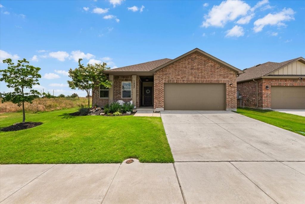 1537 Shadow Hawk Drive, Fort Worth, TX 76052