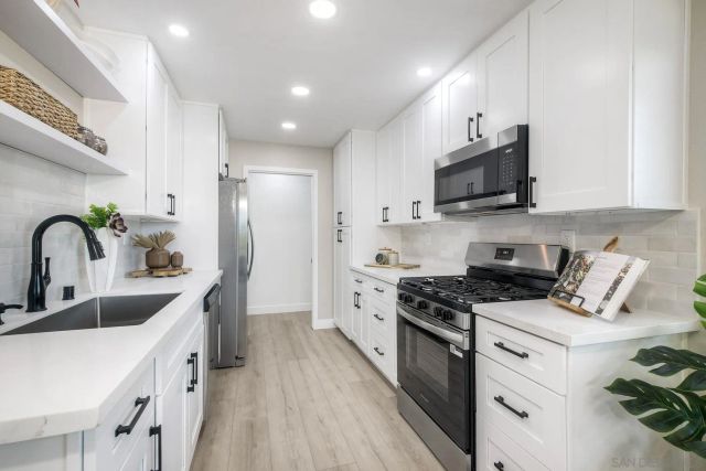 4228 Vista Del Rio Way 2, Oceanside, CA 92057